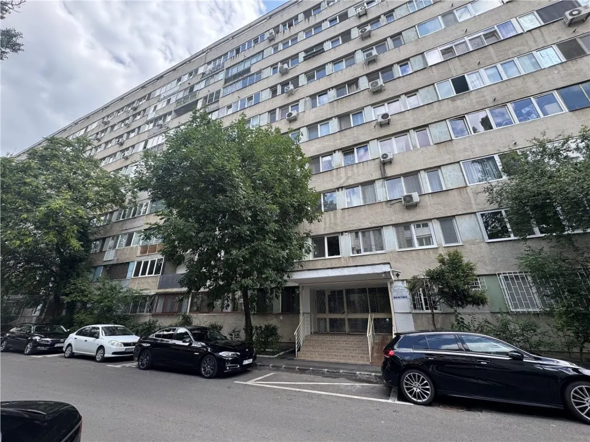 Vanzare apartament 3 Camere Uverturii  Militari - Necesita Renovare - foto 1