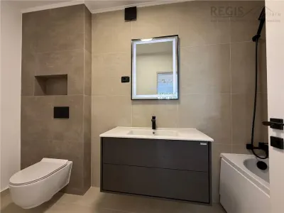 Apartament in casa 2 camere cu gradina si garaj - Central - foto 7