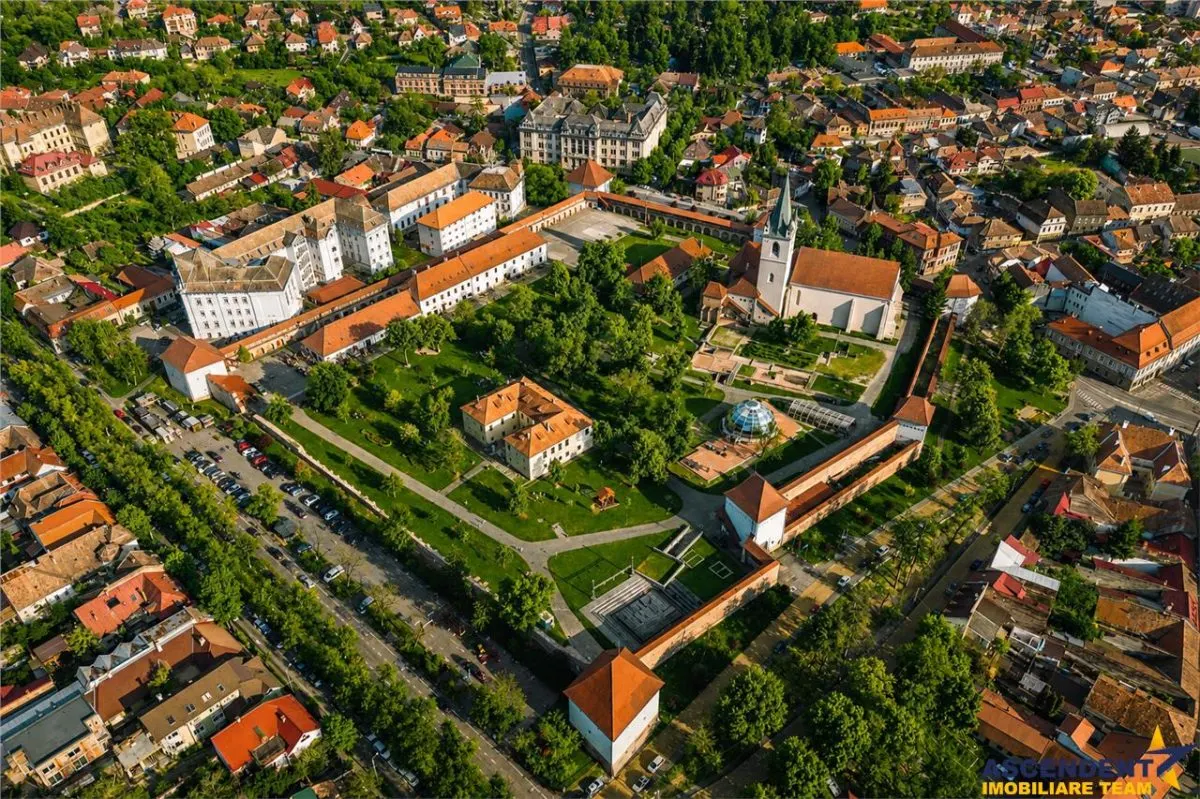 Casa cu doua cai de acces, 5 camere, 4 bai, garaj, langa Cetatea Medievala Targu Mures, - foto 4