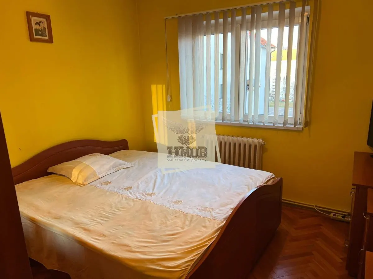 Apartament cu 3 camere decomandat cu balcon in Vasile Aaron - foto 4