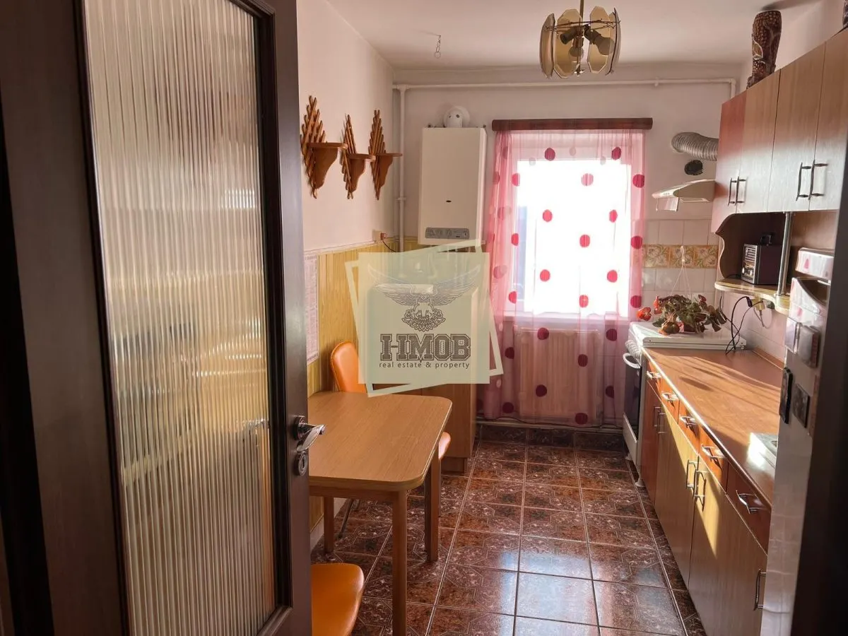 Apartament cu 3 camere decomandat cu balcon in Vasile Aaron - foto 6