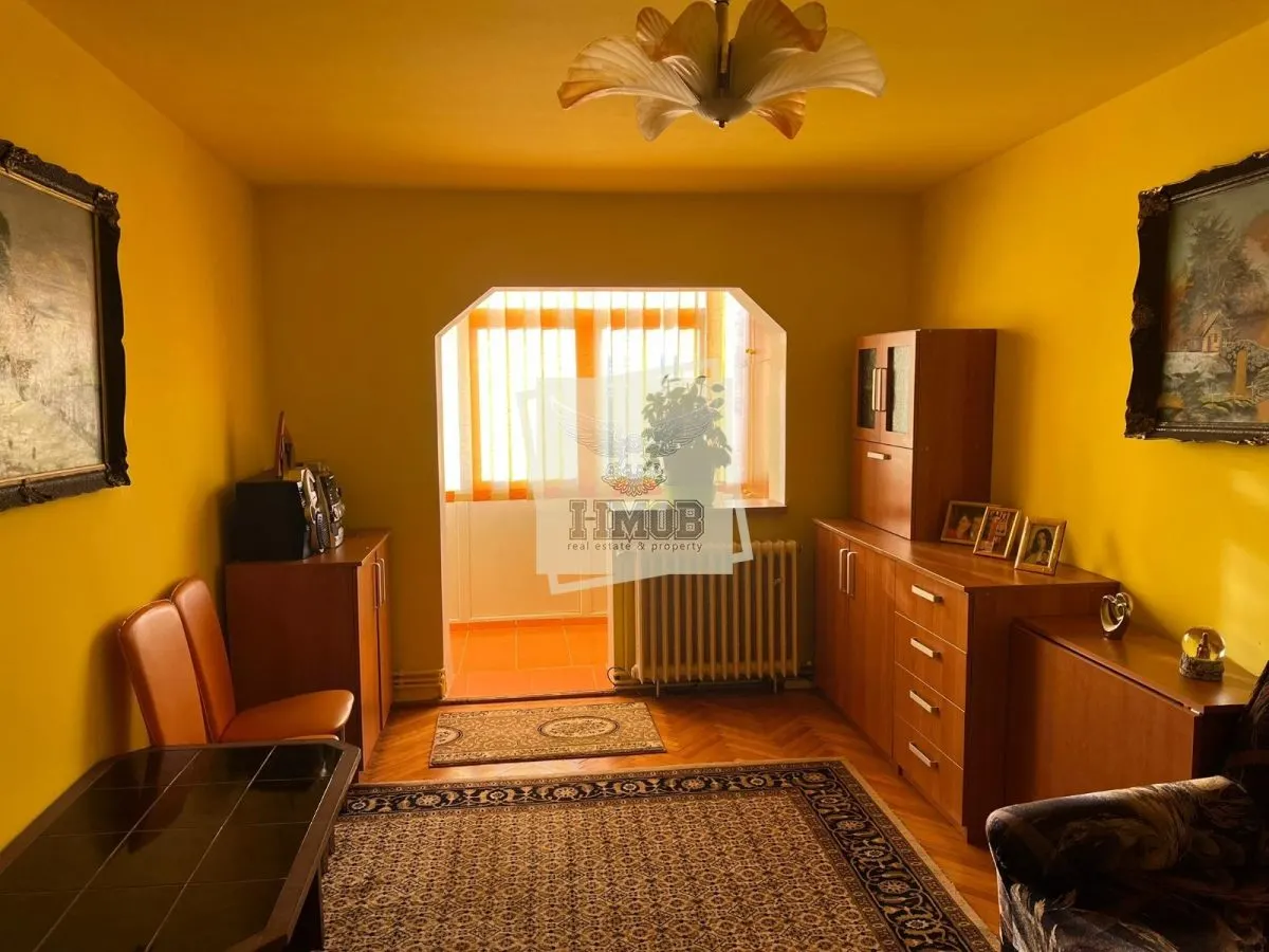 Apartament cu 3 camere decomandat cu balcon in Vasile Aaron - foto 8