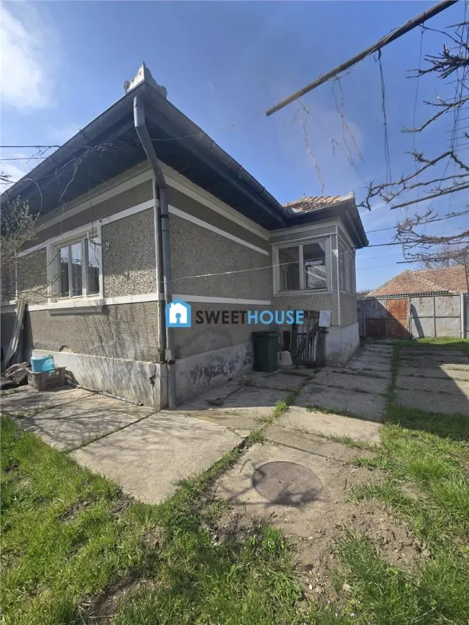 Casa cu ttei camere in zona centrala - foto 1