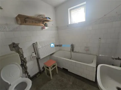 Casa cu ttei camere in zona centrala - foto 12