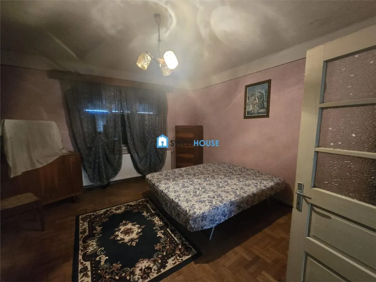 Casa cu ttei camere in zona centrala - foto 14