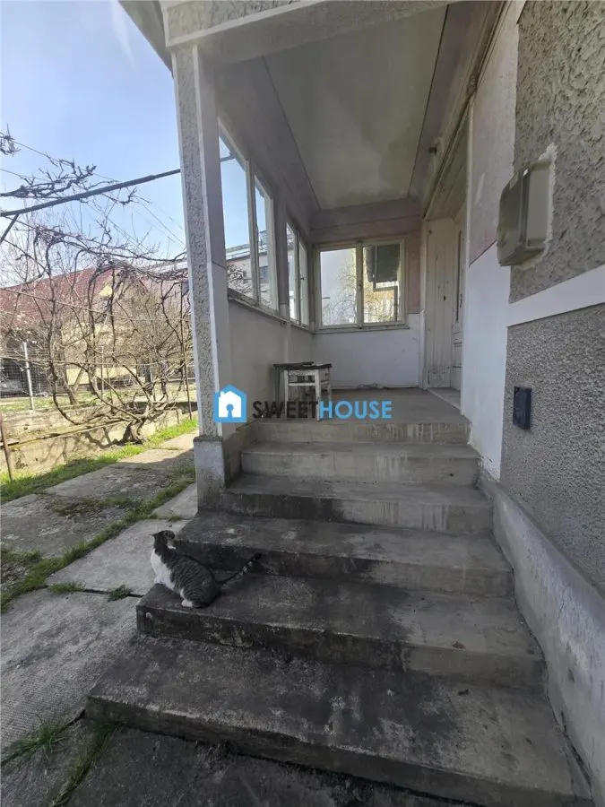 Casa cu ttei camere in zona centrala - foto 3