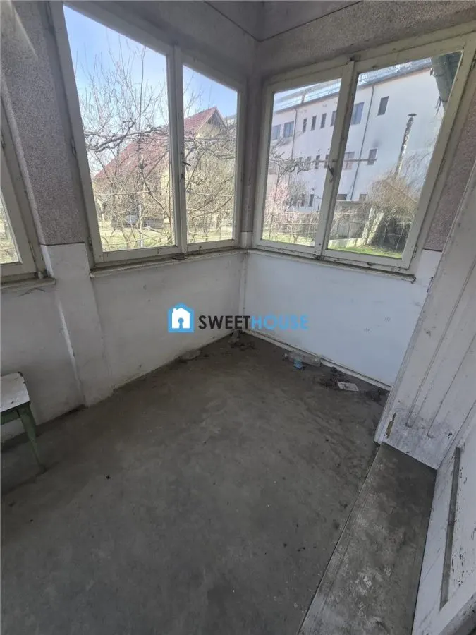 Casa cu ttei camere in zona centrala - foto 4