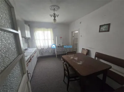 Casa cu ttei camere in zona centrala - foto 9