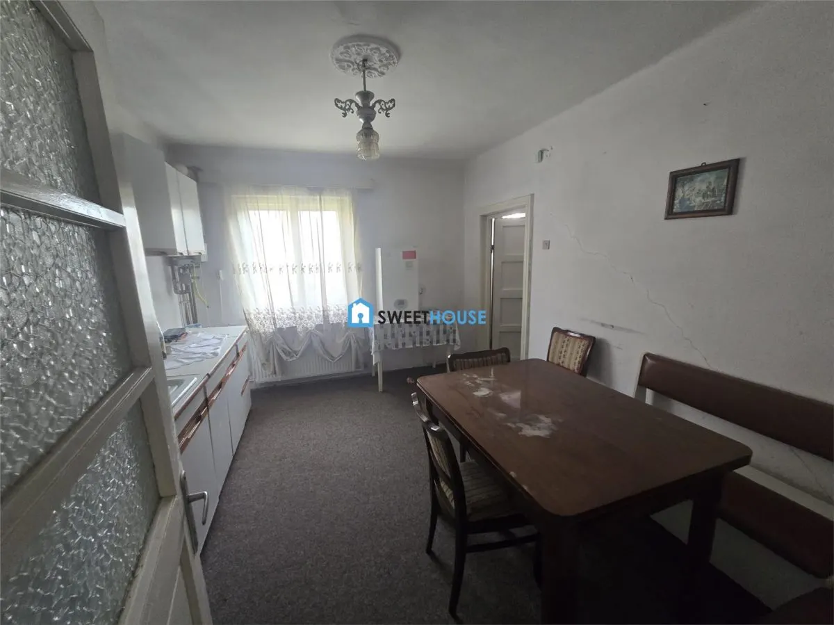 Casa cu ttei camere in zona centrala - foto 9