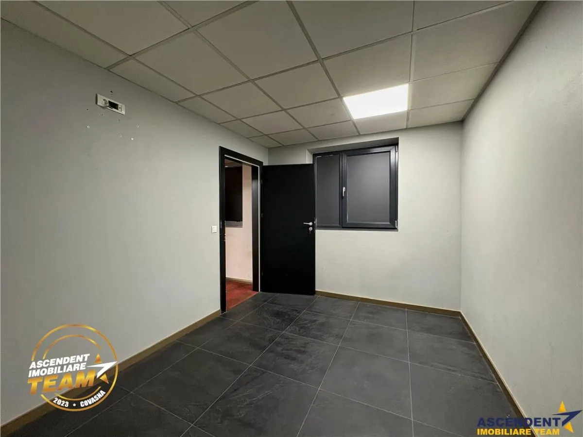 Locatie centrala cu front stradal amplu, ideala pentru birou, sediu firma sau spatiu comercial, Sfantu Gheorghe. - foto 3