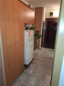 LUNEI - AP. 1 CAMERA - mobilat, utilat, etaj intermediar - foto 3