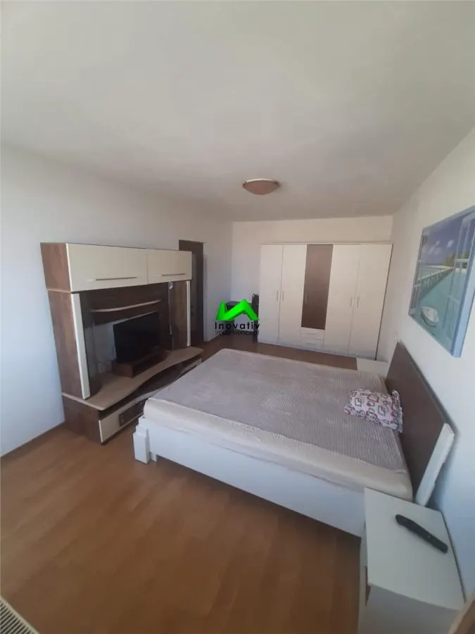 Apartament de vanzare 3 camere pivniță Sibiu Mihai Viteazul - foto 1