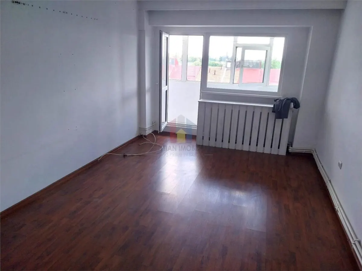 SPATIOS! Apartament 3 Camere, zona catedrala 82 mp - foto 2