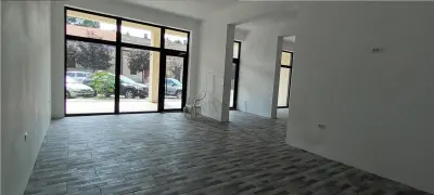 Spatiu Comercial cu 3 usi din sticla si vitrine mari - Elisabetin - Timisoara