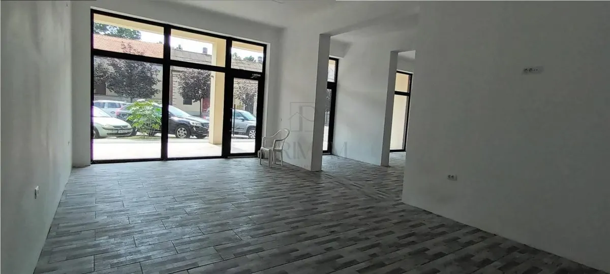 Spatiu Comercial cu 3 usi din sticla si vitrine mari - Elisabetin - foto 1