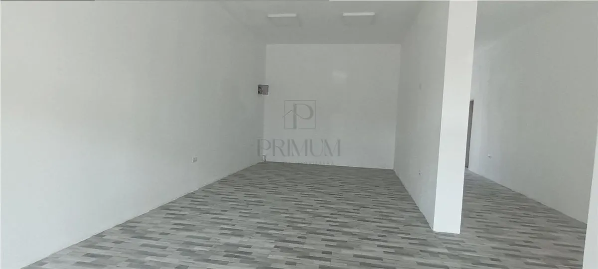 Spatiu Comercial cu 3 usi din sticla si vitrine mari - Elisabetin - foto 3
