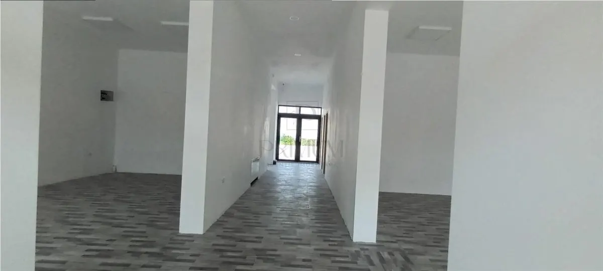 Spatiu Comercial cu 3 usi din sticla si vitrine mari - Elisabetin - foto 4