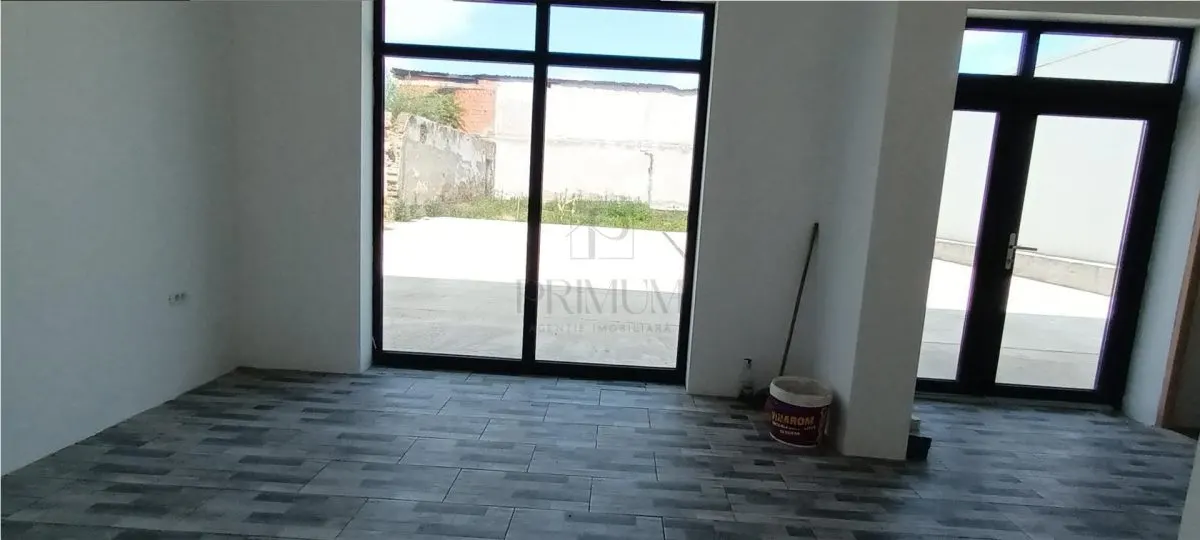 Spatiu Comercial cu 3 usi din sticla si vitrine mari - Elisabetin - foto 8