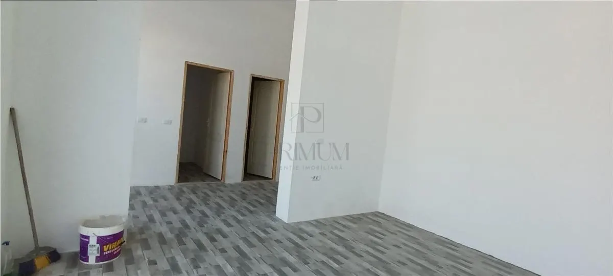 Spatiu Comercial cu 3 usi din sticla si vitrine mari - Elisabetin - foto 9