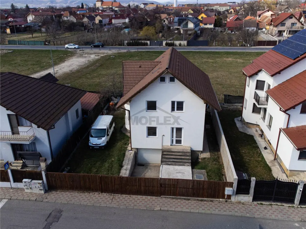 Casa spatioasa cu etaj si curte în Ghimbav - foto 4