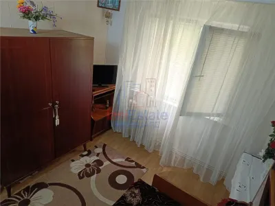 Apartament 3 camere de vanzare in Zimbru - Ideal pentru renovare - foto 2