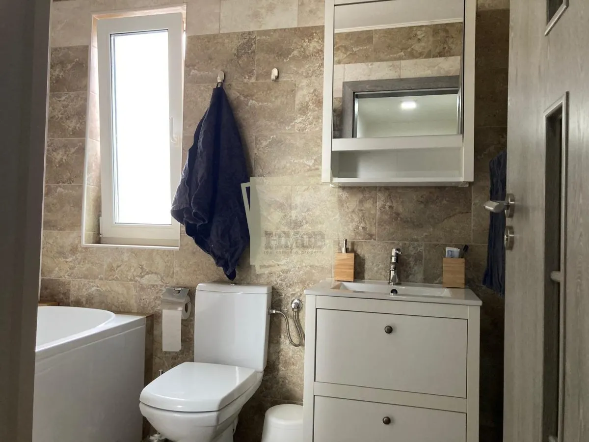 Casa moderna cu 3 camere 2 bai balcon si curte privata in Turnisor - foto 14