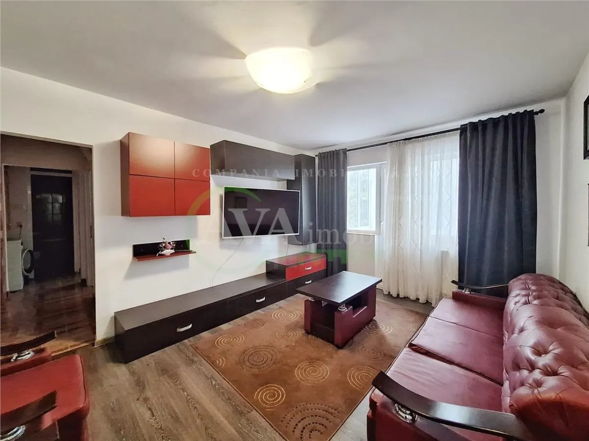Apartament 3 camere semidecomandat zona Milcov - foto 1