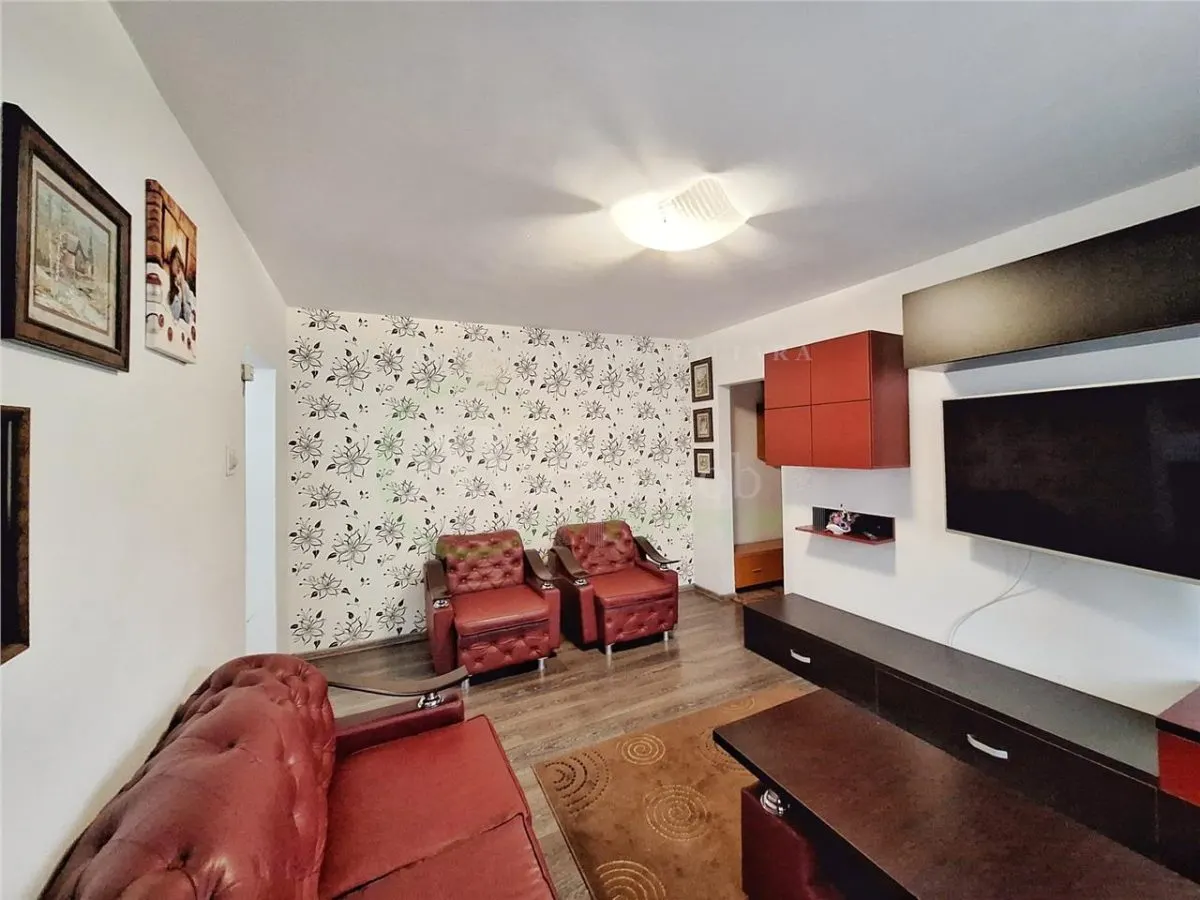 Apartament 3 camere semidecomandat zona Milcov - foto 2