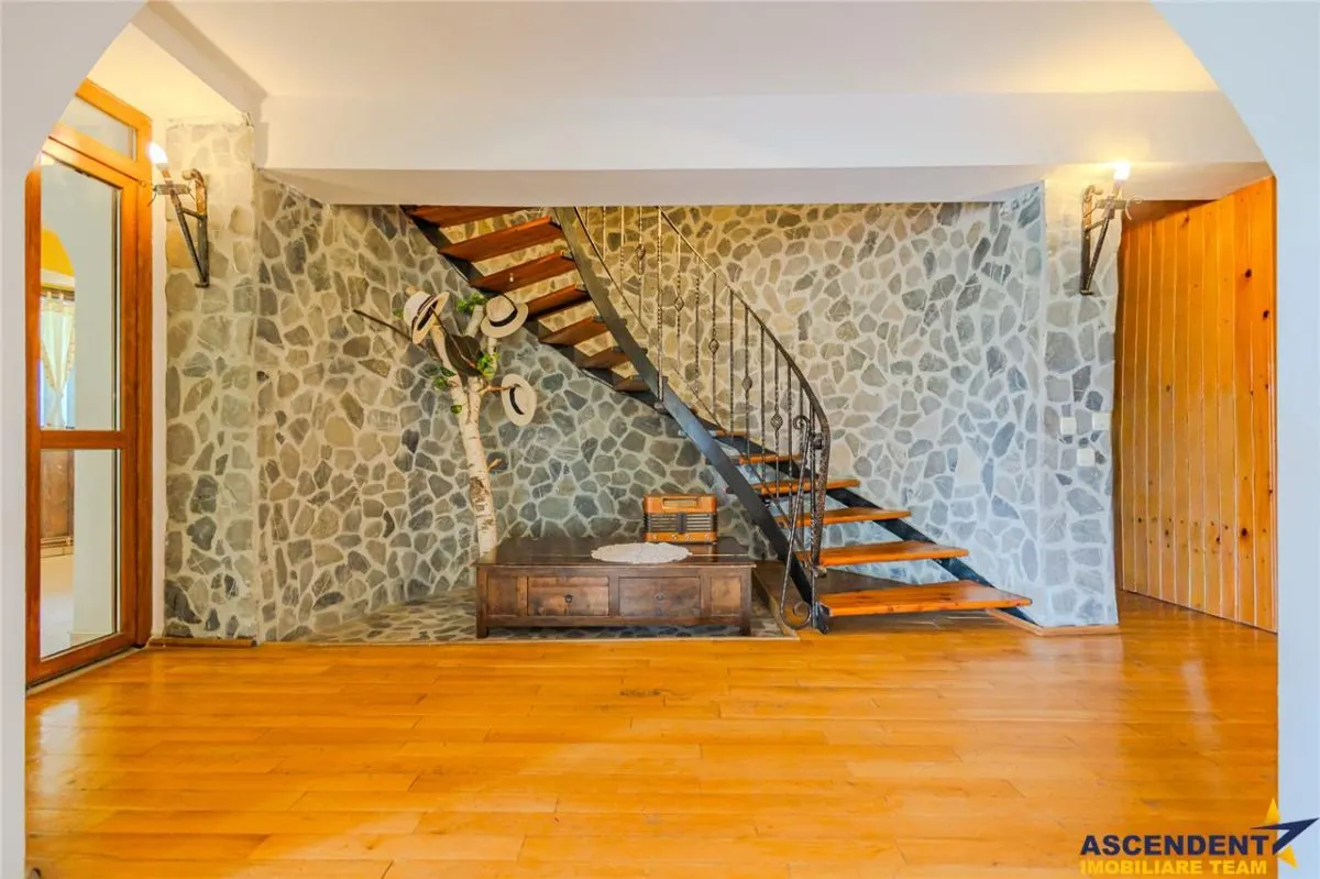 Resedinta versatila, 7 incaperi, camin elegant, terase, lot 800 mp, locuire/ turism. - foto 7
