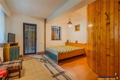Resedinta versatila, 7 incaperi, camin elegant, terase, lot 800 mp, locuire/ turism. - foto 10