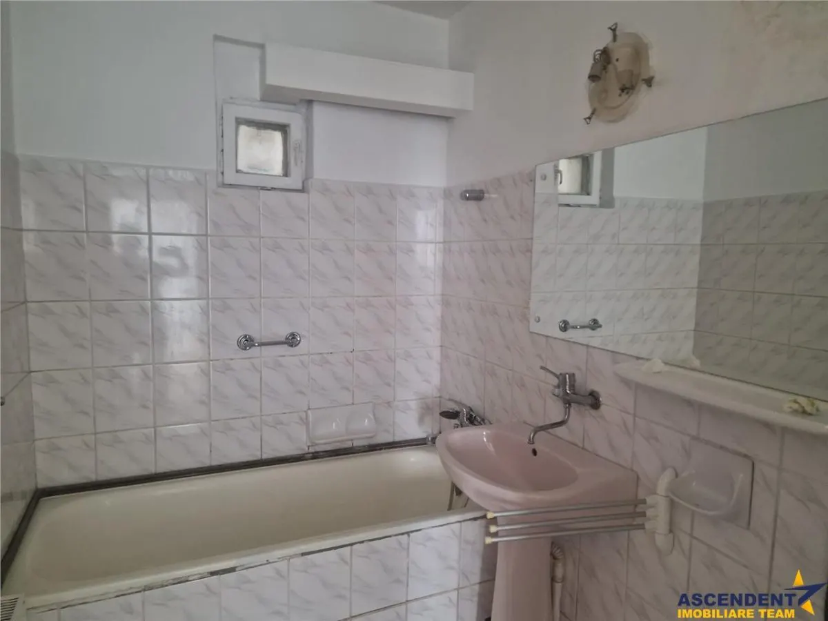 Apartament 3 camere, 90 mp, Centrul Civic Brasov, potential de renovare. - foto 4