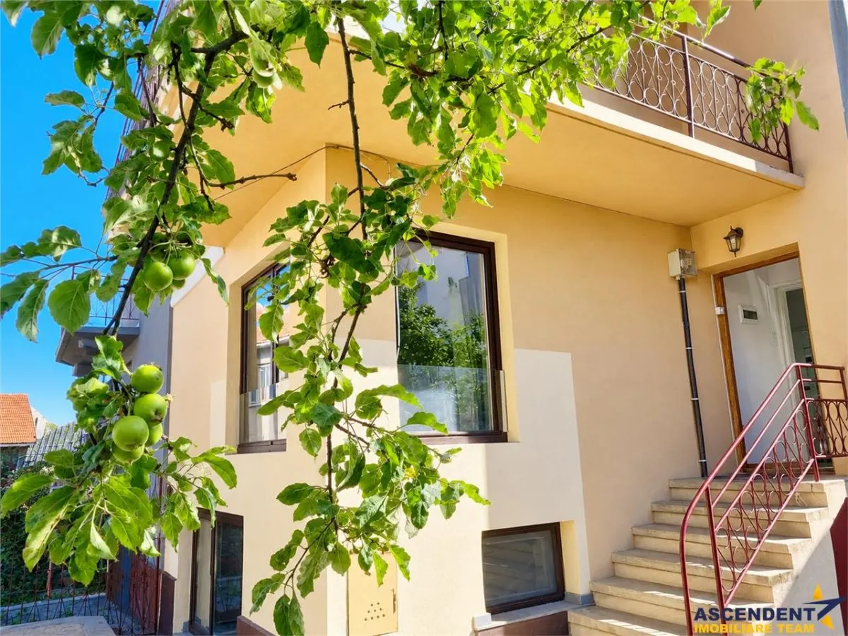 Casa cu 2 locuri de parcare in curte proprie, Stil vintage, Zona STAR  - Central Brasov - foto 1