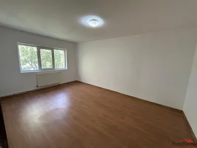 Apartament cu 3 camere de vanzare, zona Piata Moldovei - Focsani