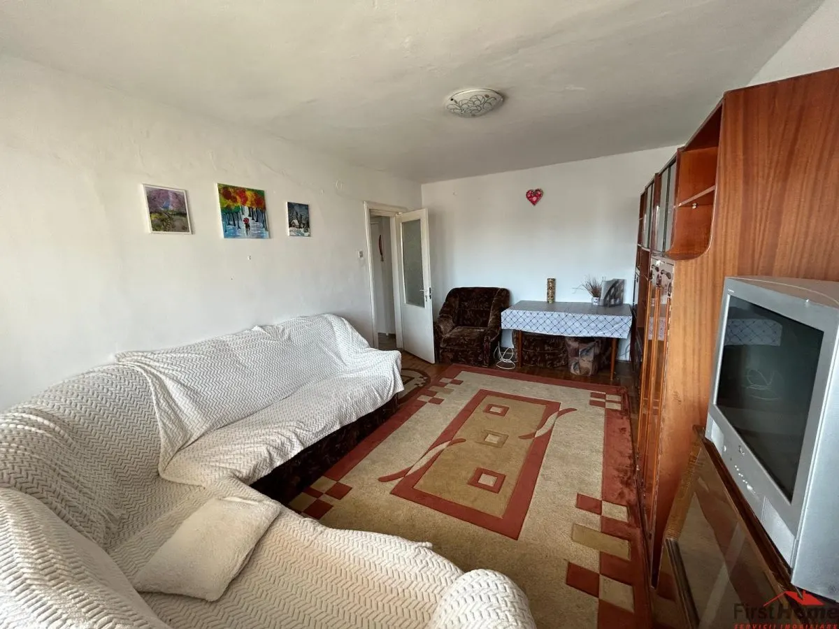 Apartament cu 3 camere de vanzare, zona Ceasul Rau. - foto 2