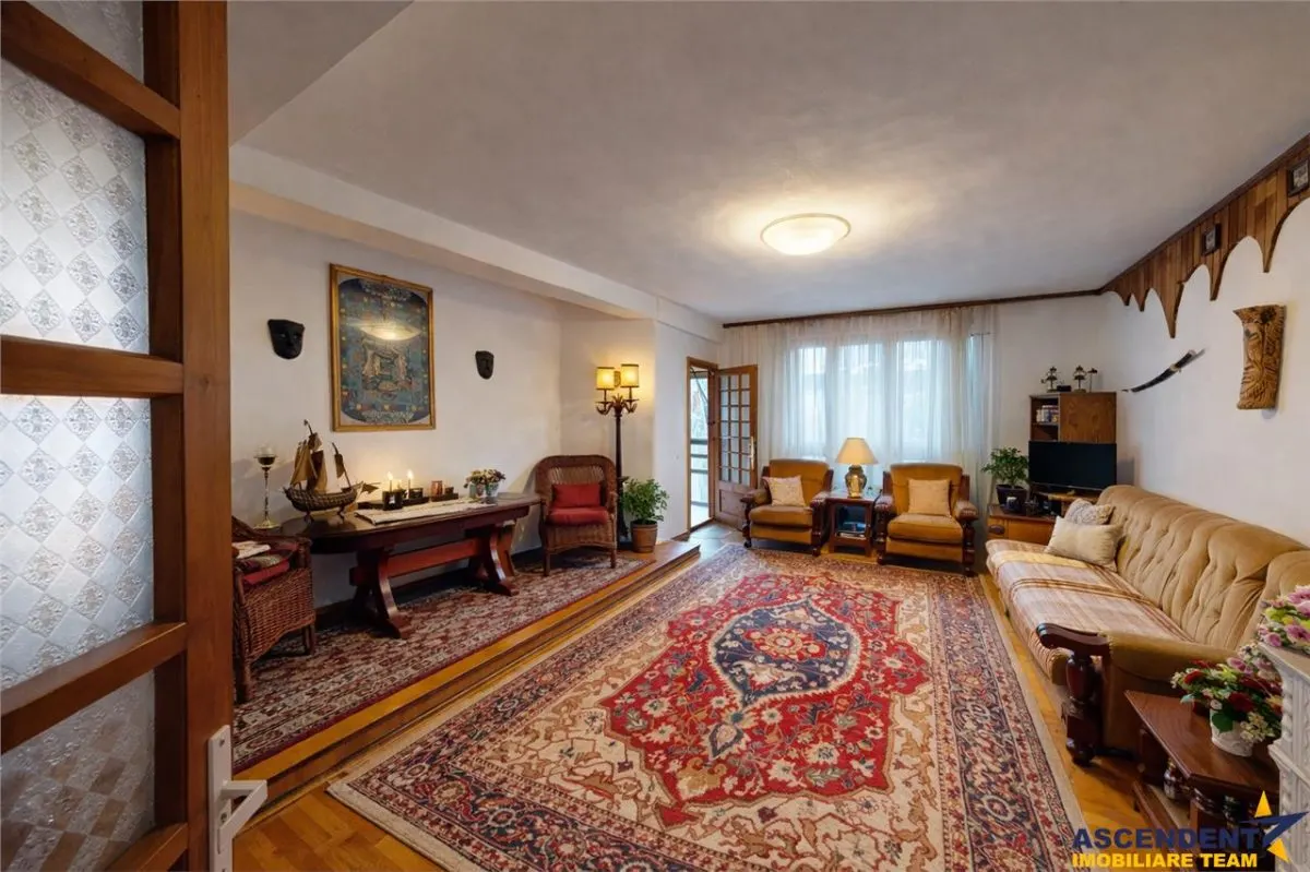 Proprietate rustica la 1 km de Castelul Bran:Doua unitati duplex, arhitectura traditionala: locuinta sau investitie! - foto 2