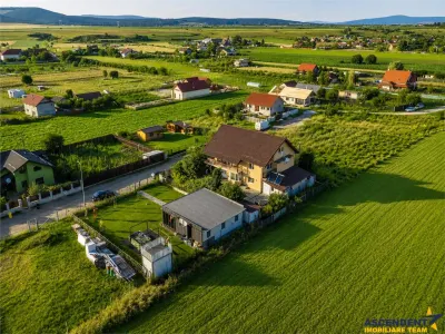 Rezidenta mobilata si echipata, cu lumina naturala, verdeata, vedere munte - foto 3