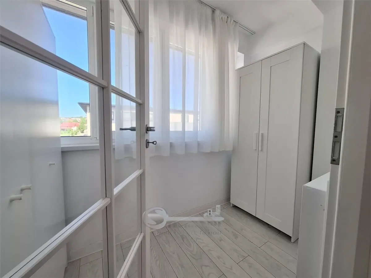 Apartament mobilat, bloc 2022, baie cu geam, balcon inchis, Cug - foto 1