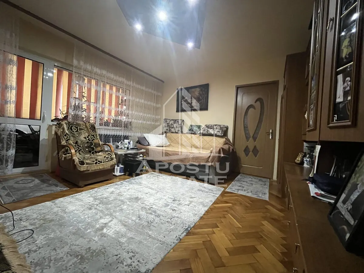 Apartament cu 3 camere,2 bai, etajul 1,centrala proprie,zona Girocului - foto 1