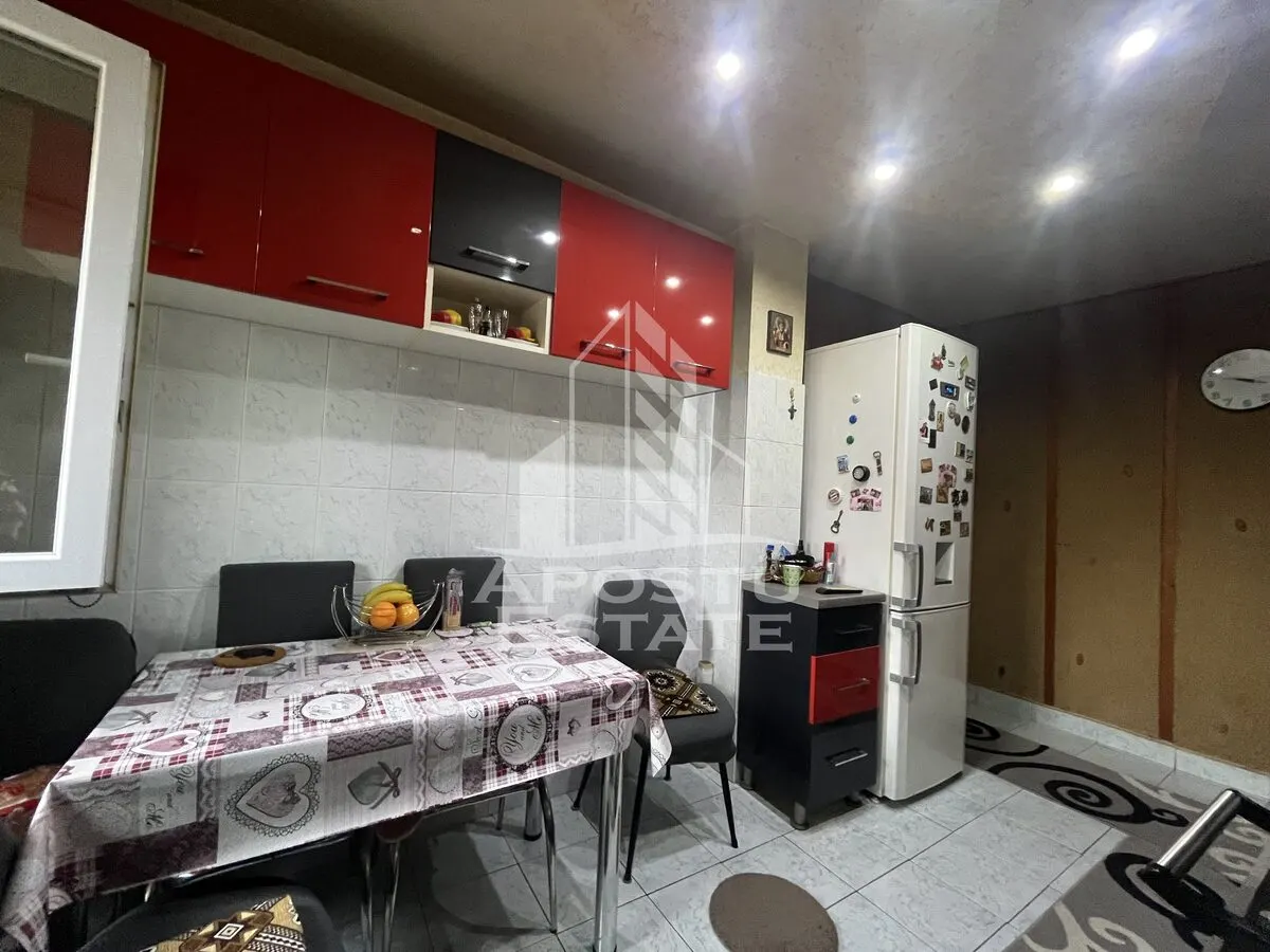 Apartament cu 3 camere,2 bai, etajul 1,centrala proprie,zona Girocului - foto 6