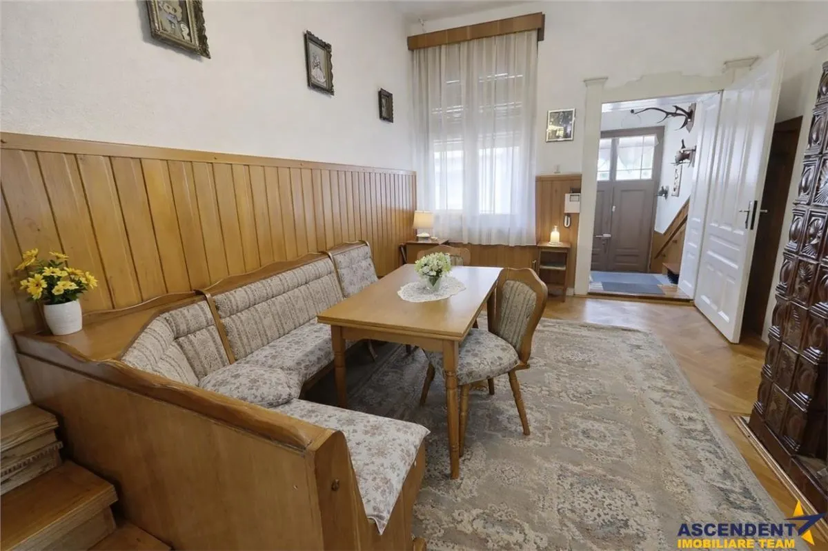 Poveste saseasca la umbra vitei de vie,cu crama,gradina flori,Central,Codlea - foto 3