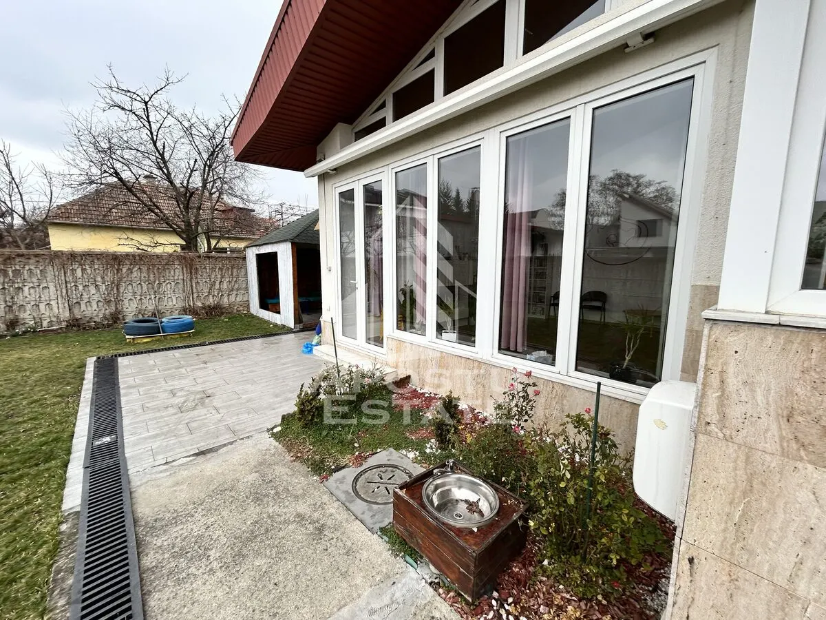 Vila P+2E, 6 camere, 3 bai, garaj dublu, zona Lipovei - foto 2