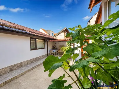 Corp de casa cu 2 imobile, intrari separate, pod si beci generos, Central, Brasov - Brasov