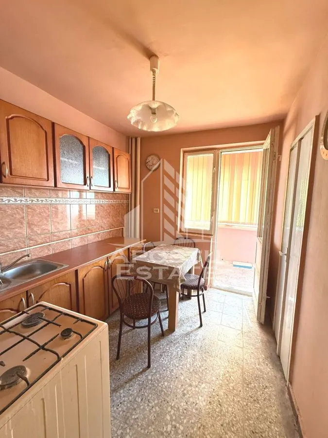 Apartament de vanzare cu 3 camere, 2 bai, 2 balcoane, zona Soarelui - foto 1