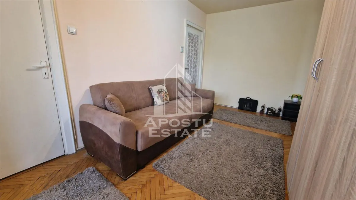 Apartament de vanzare cu 3 camere, centrala proprie, zona Dacia - foto 1