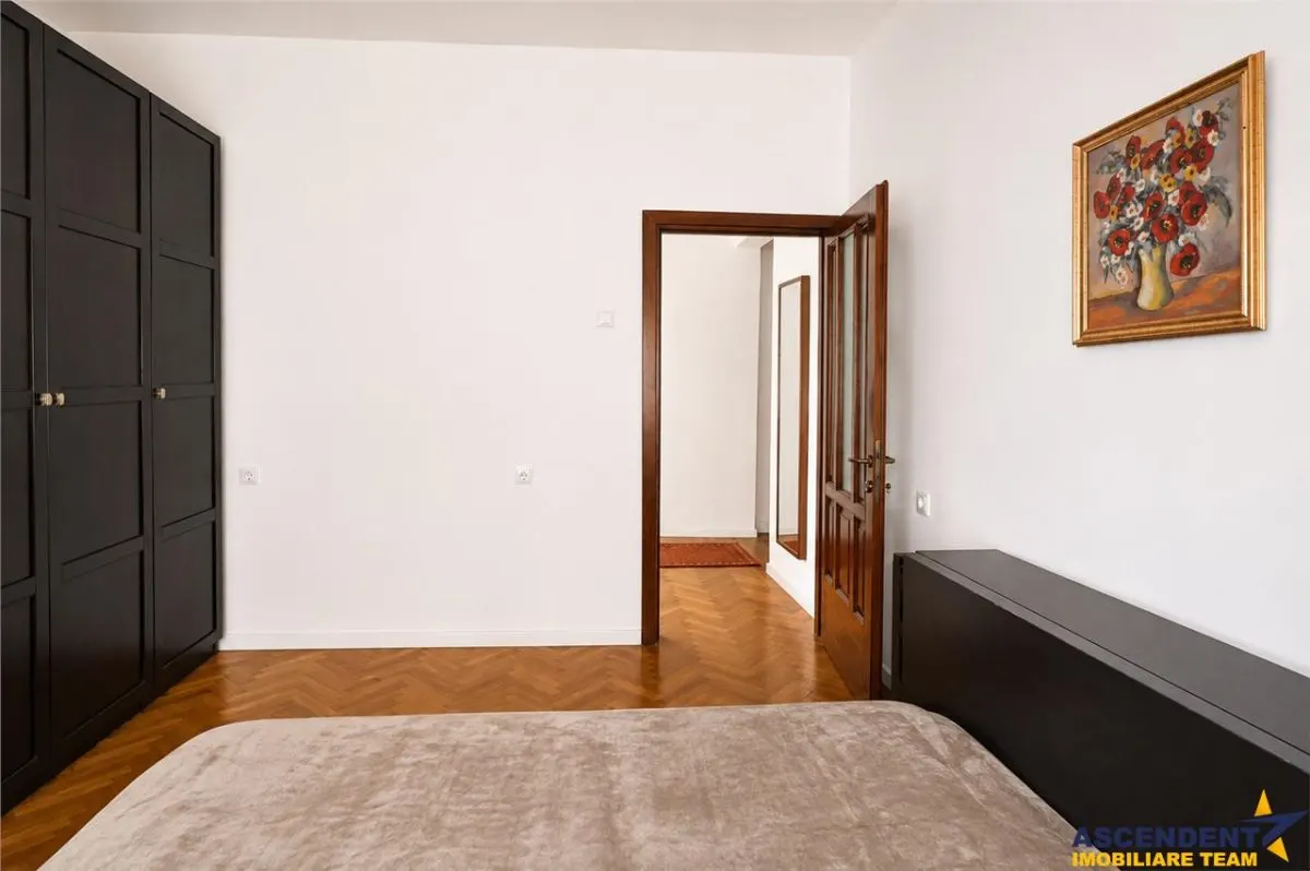 Resedinta luminoasa,farmec autentic,etaj 1, intimitate, acces facil, Piata Unirii.Centrul Istoric - foto 12