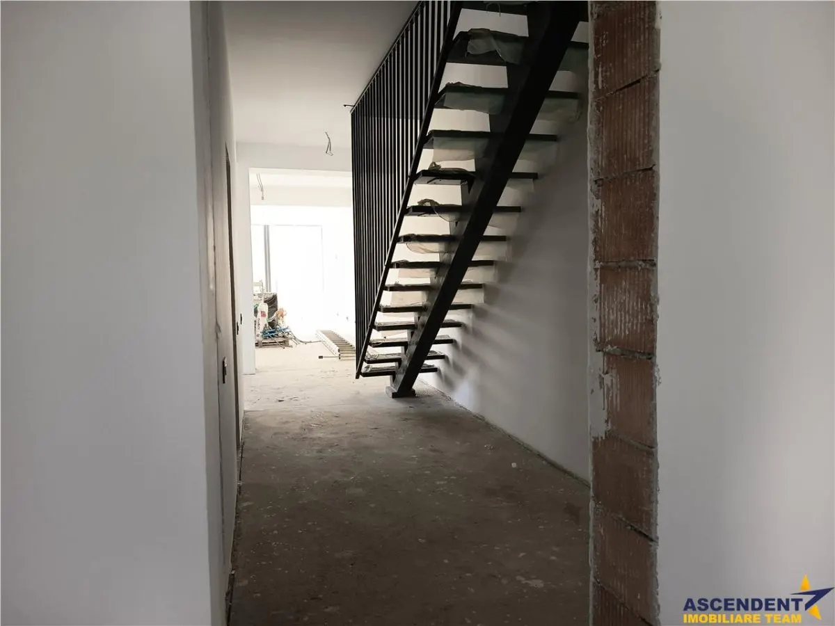 Vila impozanta, aspect deosebit, configuratie tip duplex, view, Brasov - foto 15