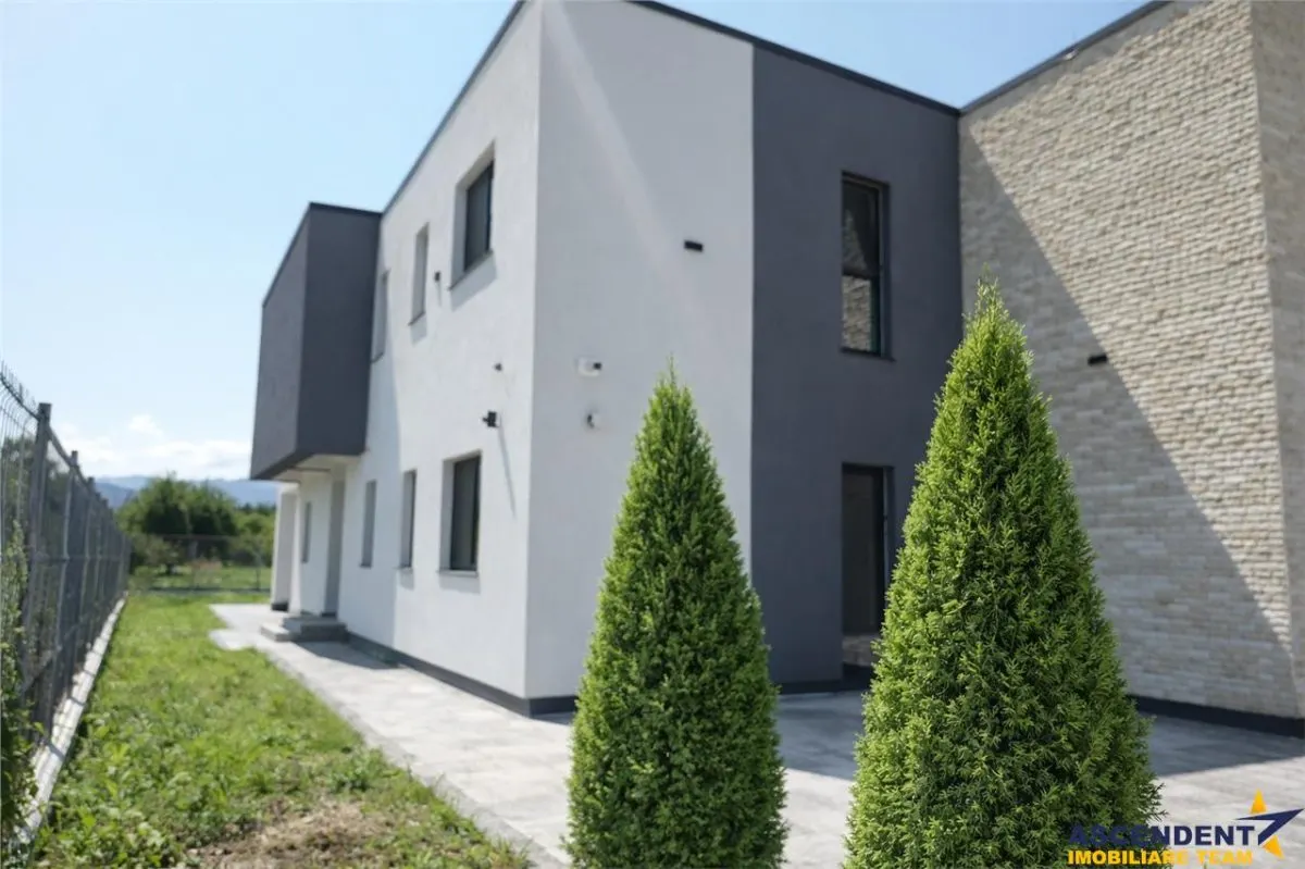 Vila impozanta, aspect deosebit, configuratie tip duplex, view, Brasov - foto 4