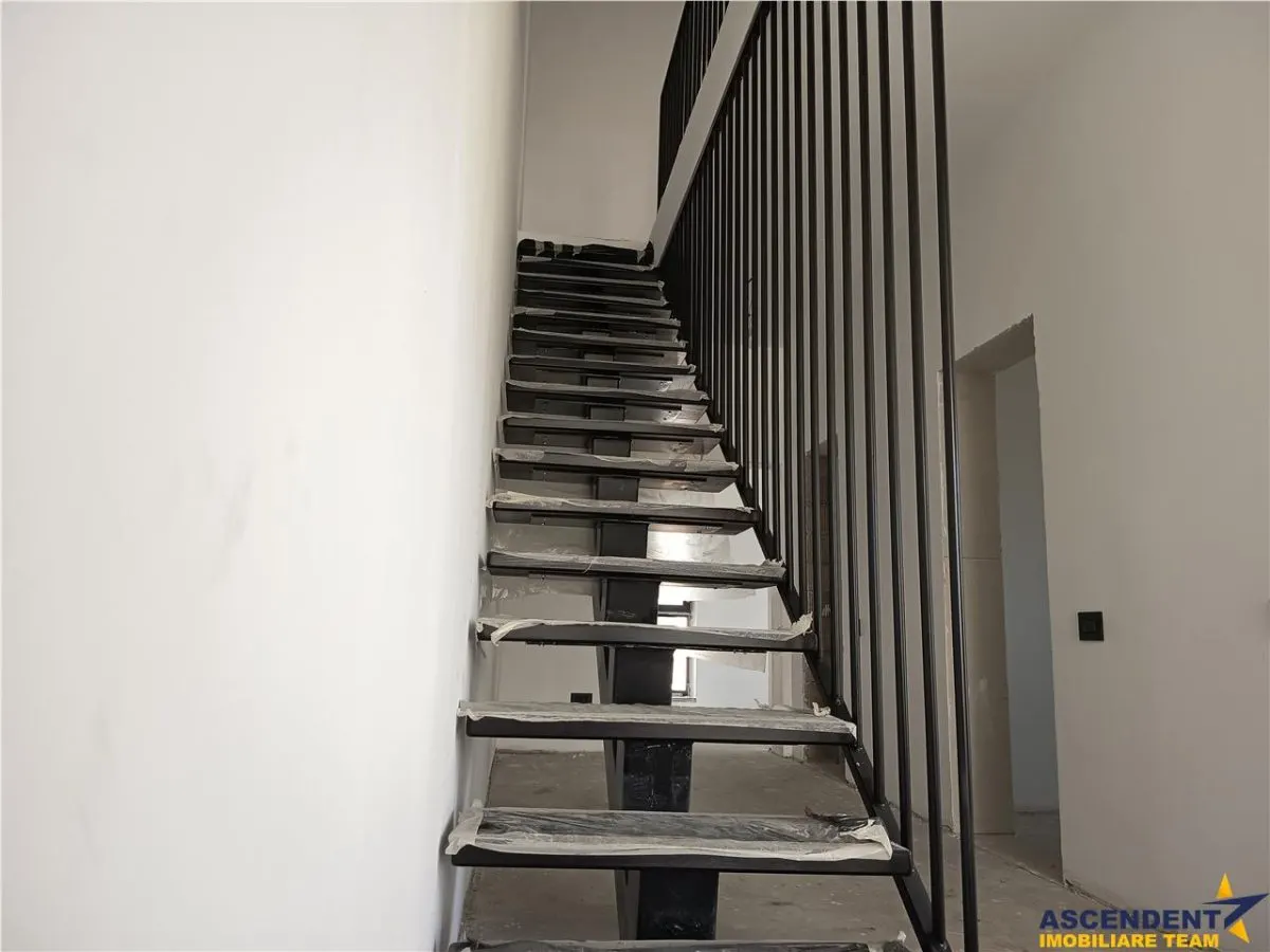 Vila impozanta, aspect deosebit, configuratie tip duplex, view, Brasov - foto 5