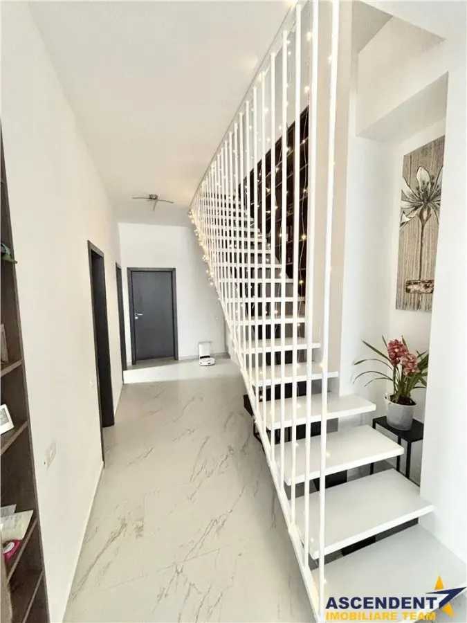 Vila impozanta, aspect deosebit, configuratie tip duplex, view, Brasov - foto 8