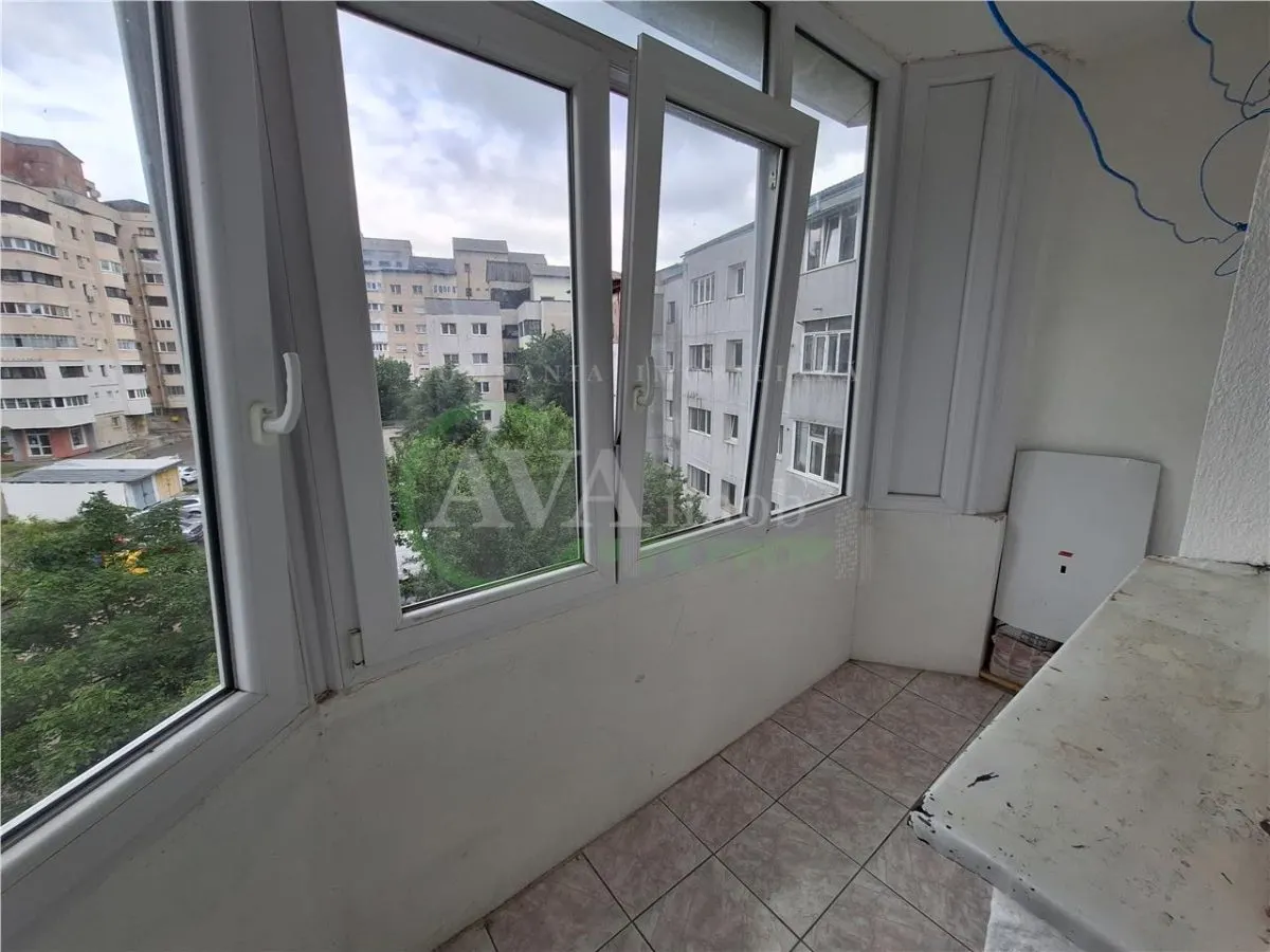 Apartament 3 camere decomandate, 2 bai, etajul 3 , zona Nord - foto 2